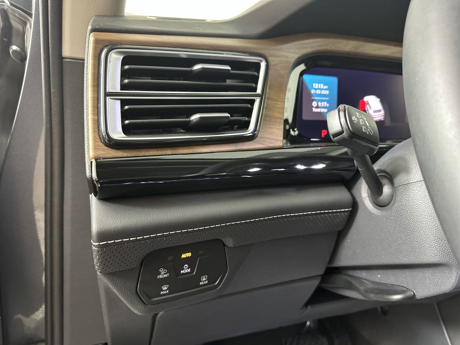 2025 Volkswagen Atlas SE Technology photo 12