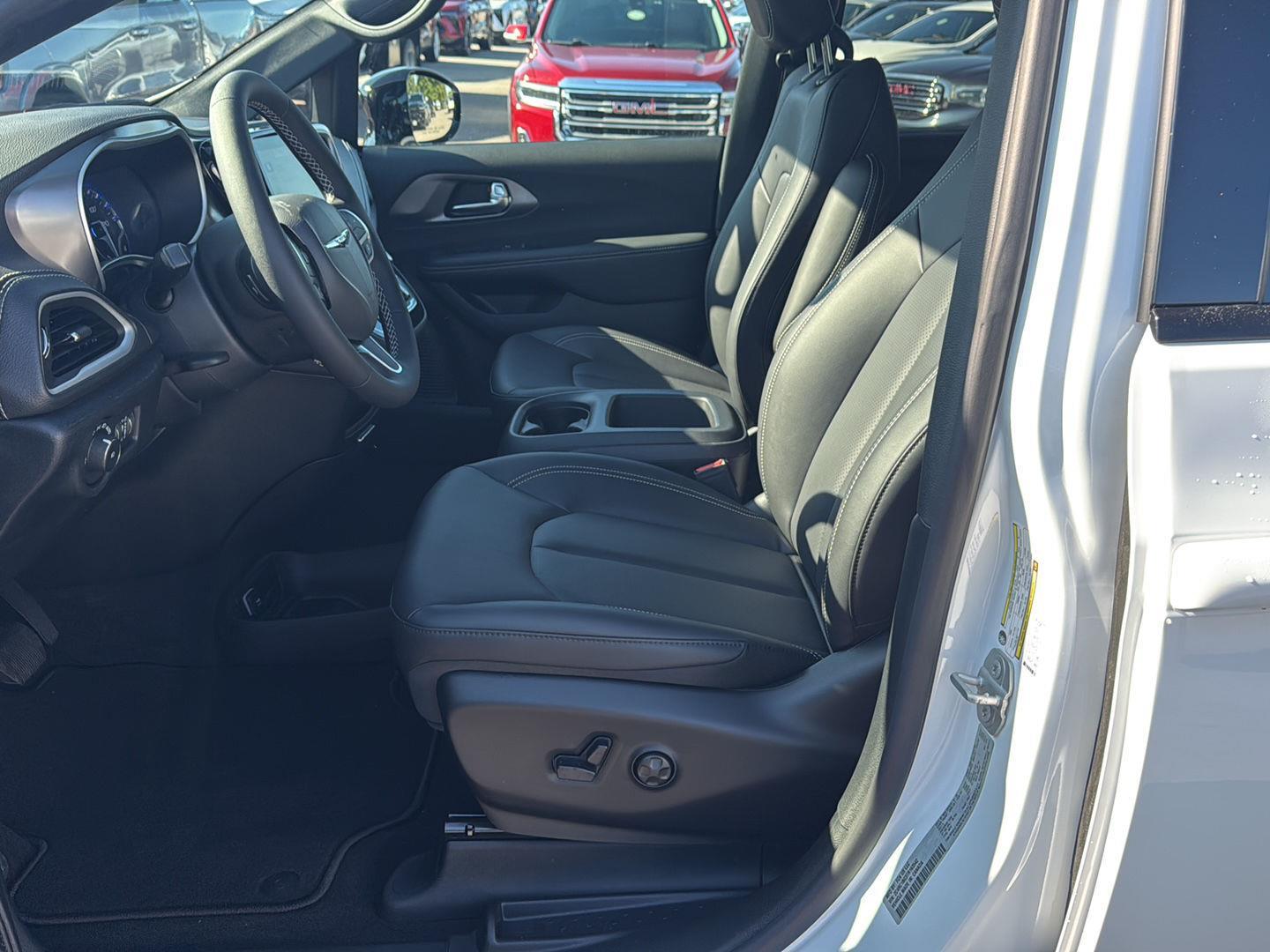 2026 Chrysler Pacifica photo 9