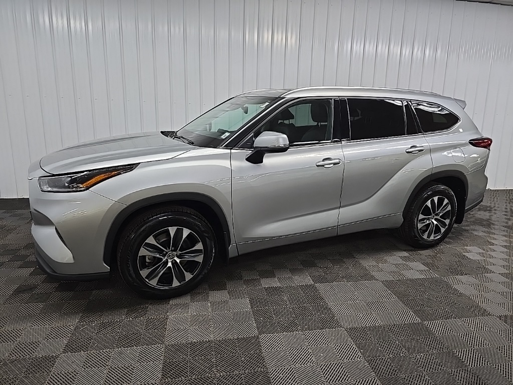 2021 Toyota Highlander XLE photo 5