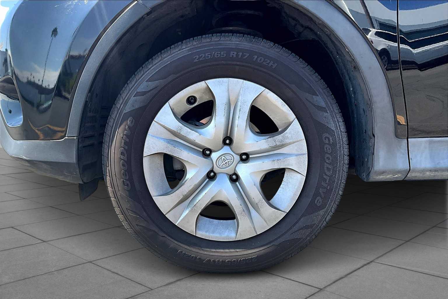 2014 Toyota RAV4 LE photo 10