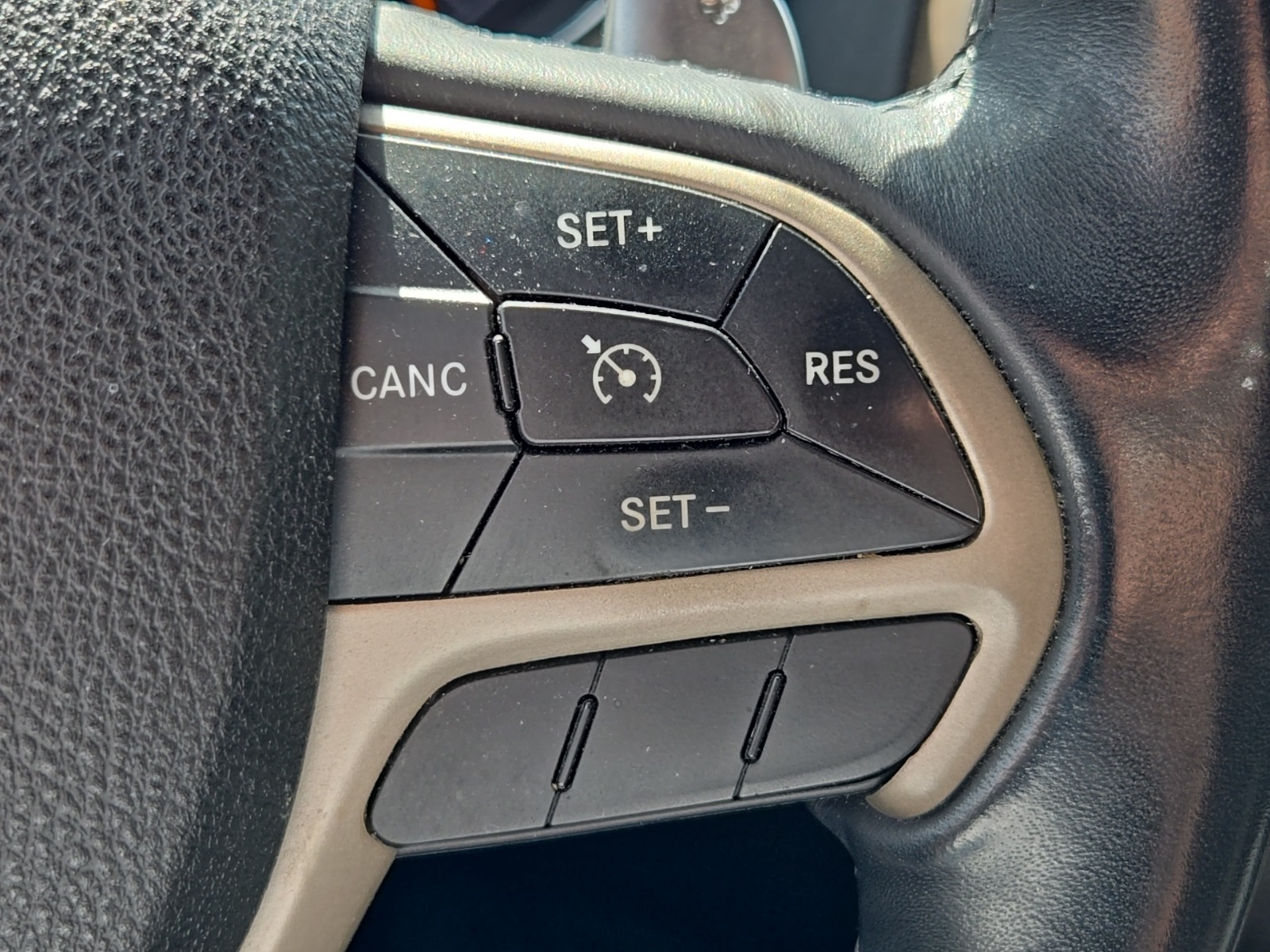 2014 Jeep Grand Cherokee Overland photo 34