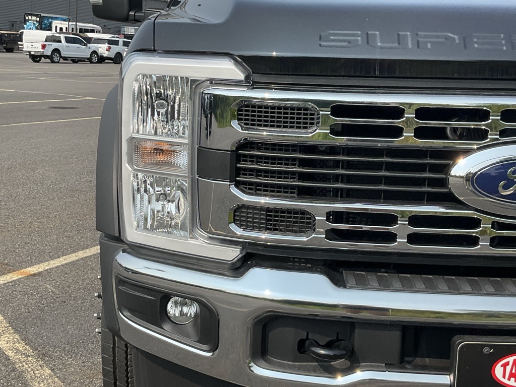 2025 Ford F-550 XLT photo 2
