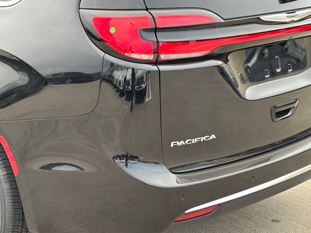 2026 Chrysler Pacifica photo 6
