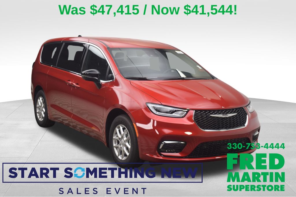 2026 Chrysler Pacifica Select's photo