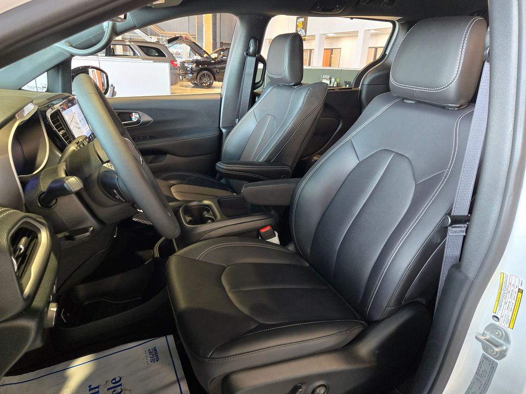 2025 Chrysler Pacifica photo 11
