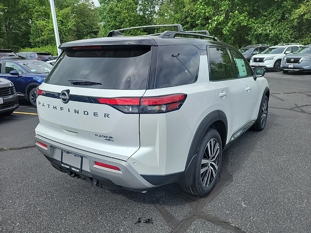2025 Nissan Pathfinder Platinum photo 3