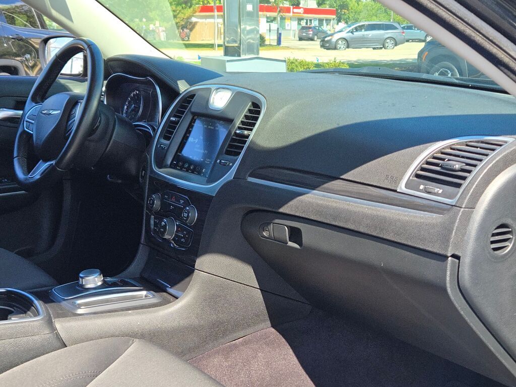 2018 Chrysler 300 Touring photo 2