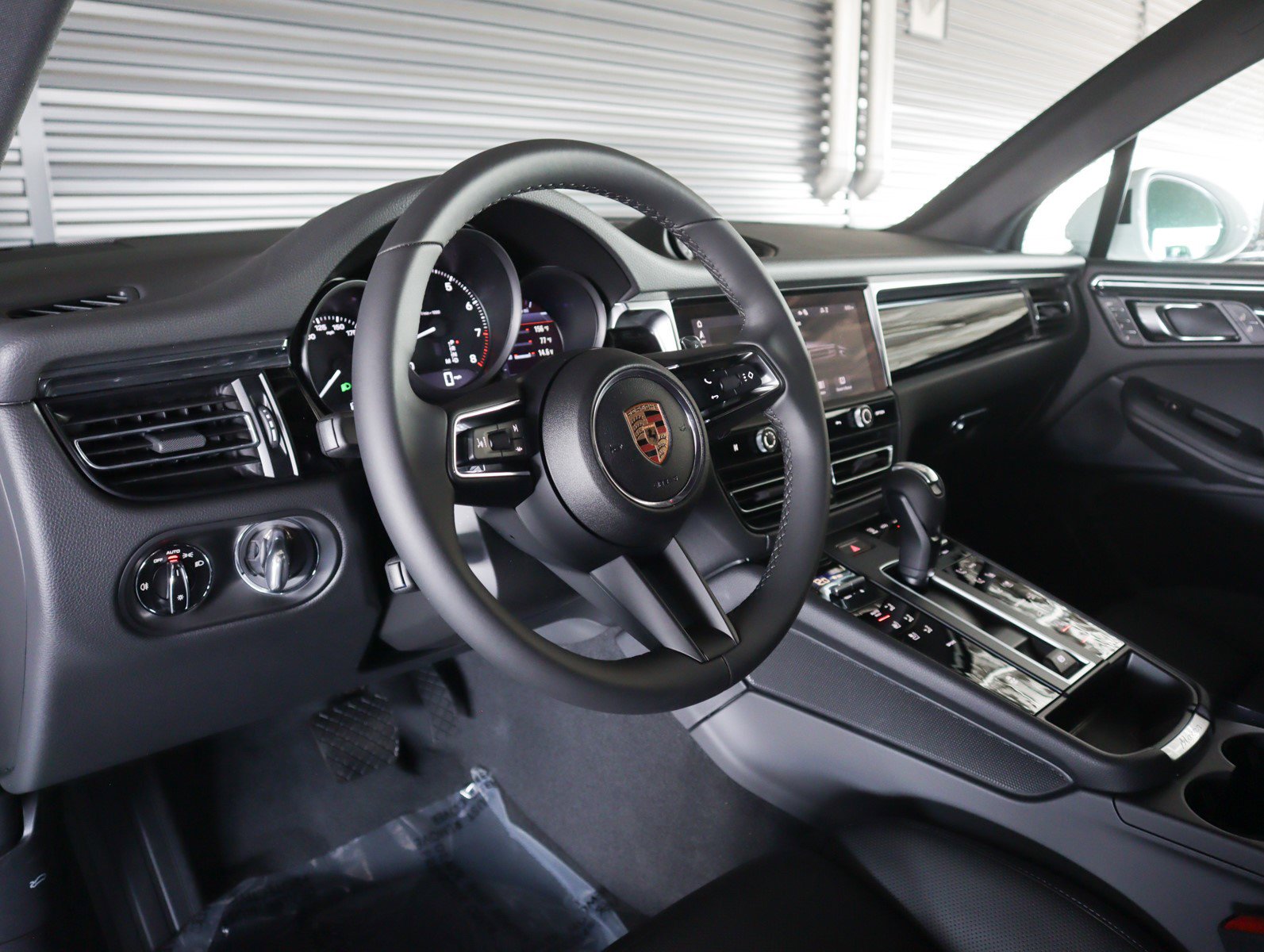 2025 Porsche Macan T photo 4