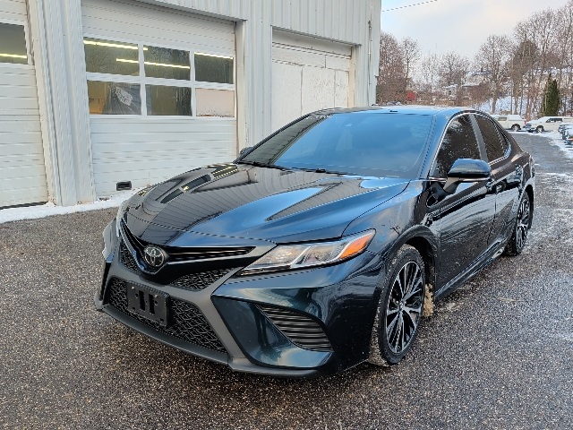 2020 Toyota Camry SE's photo