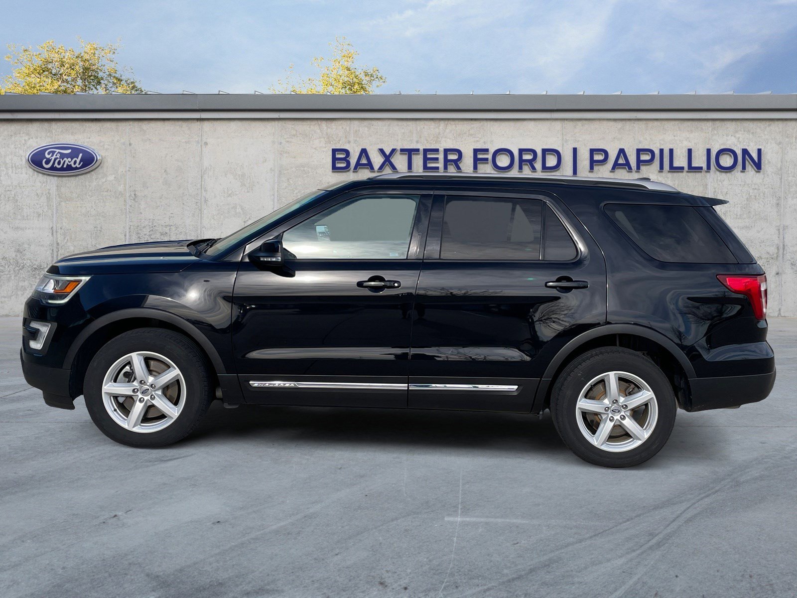 2017 Ford Explorer XLT photo 2