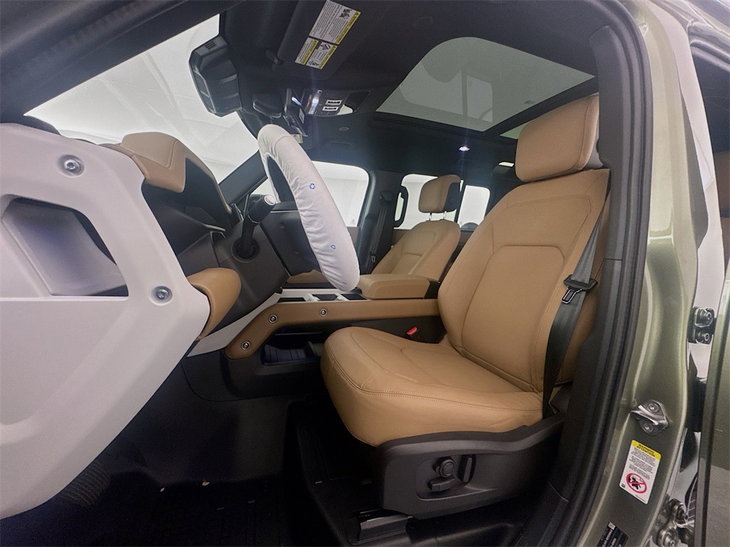 2025 Land Rover Defender 110 X-Dynamic SE photo 16