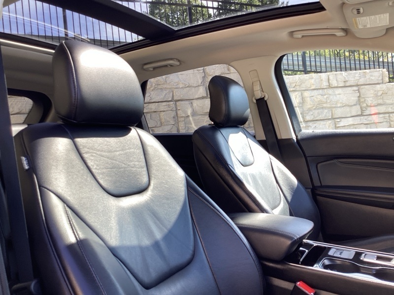 2019 Ford Edge Titanium photo 17