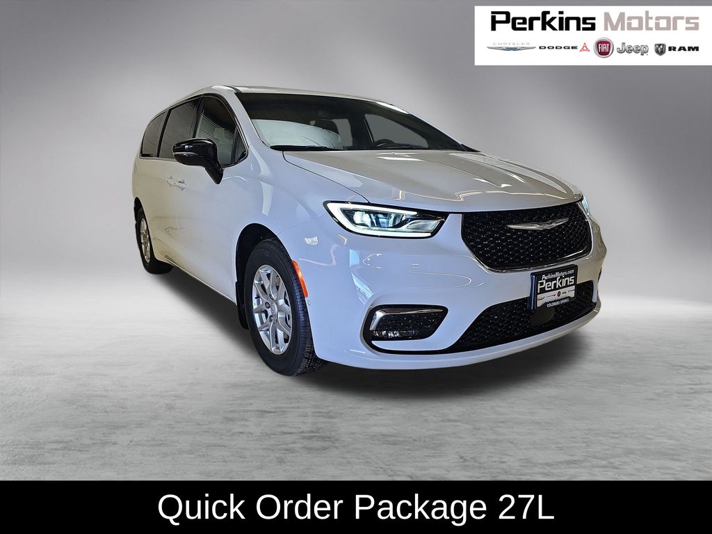 2026 Chrysler Pacifica Select's photo