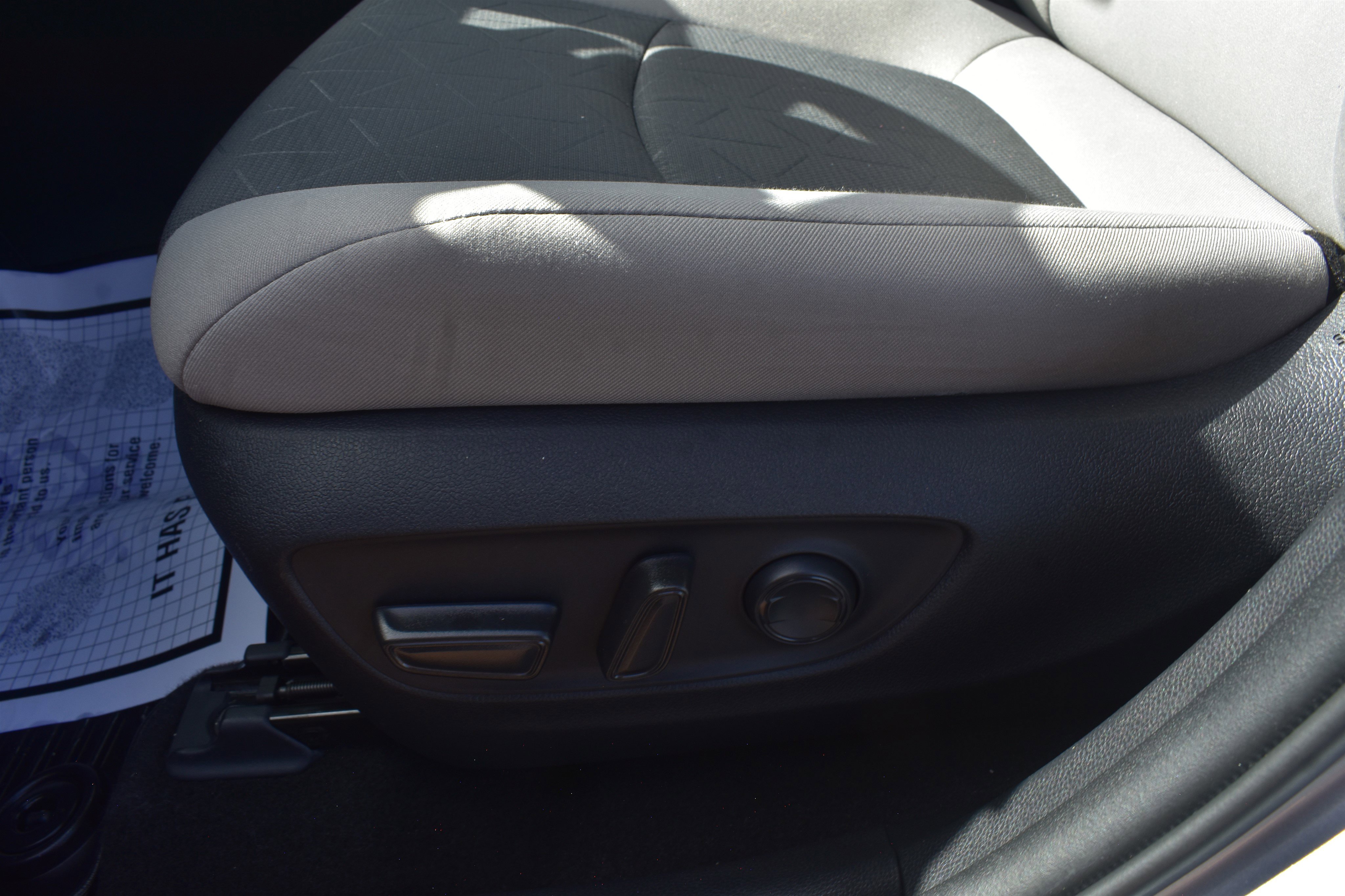 2021 Toyota RAV4 XLE photo 3