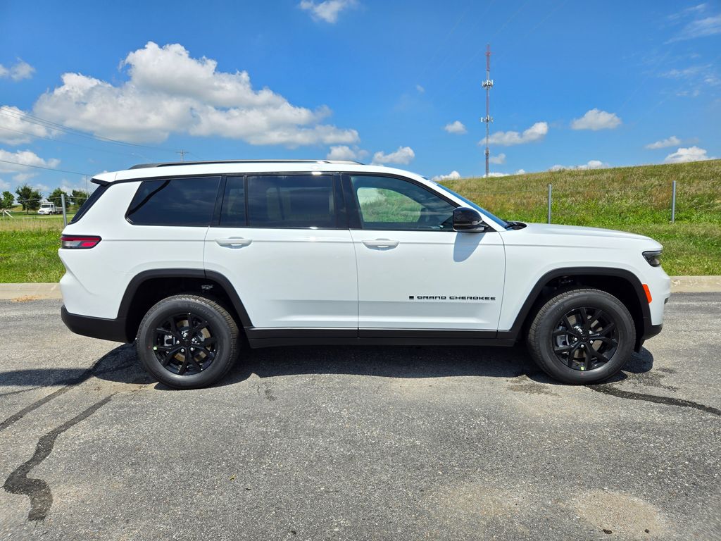2025 Jeep Grand Cherokee Altitude photo 2