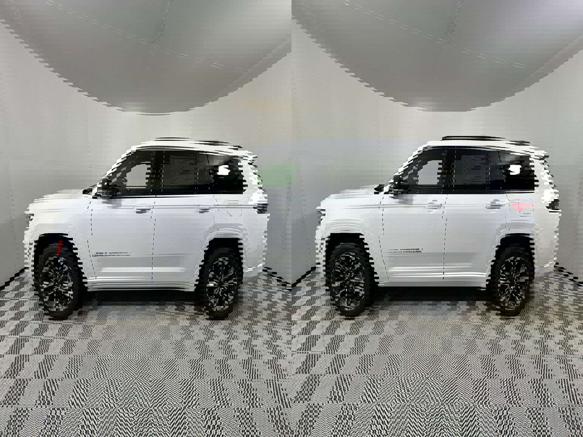 2025 Jeep Grand Cherokee Overland photo 5