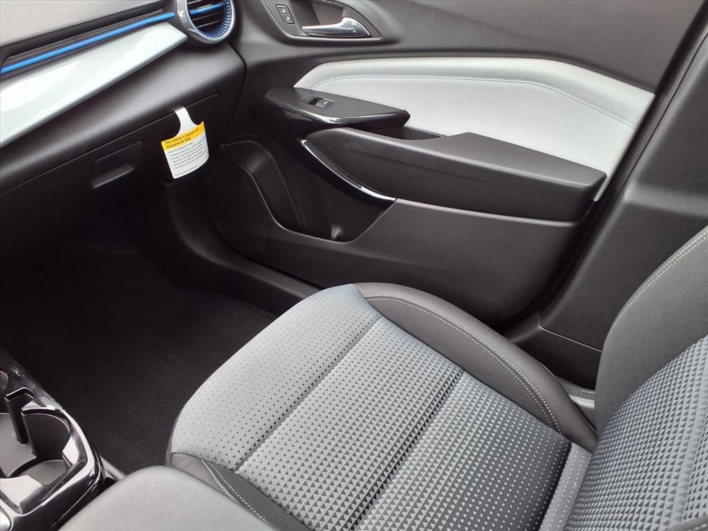 2025 Chevrolet Trax LT photo 7