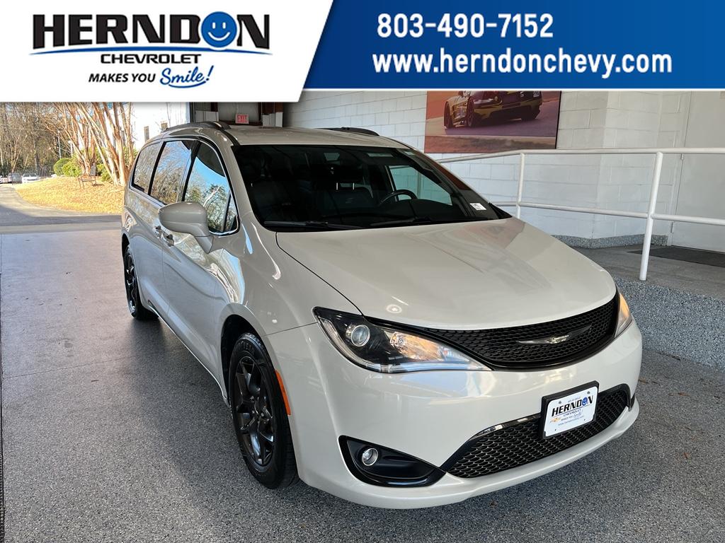 2019 Chrysler Pacifica Touring L's photo