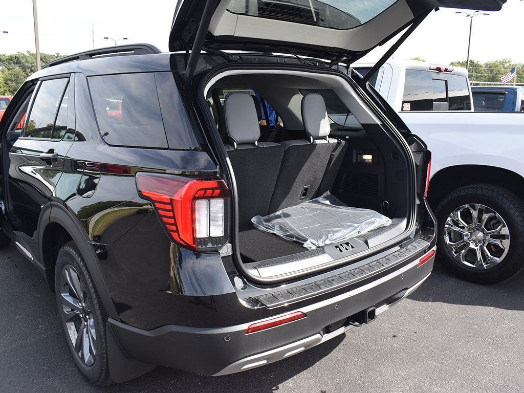 2025 Ford Explorer photo 26
