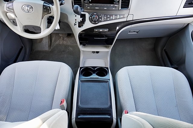 Used 2014 Silver Toyota LE image 20