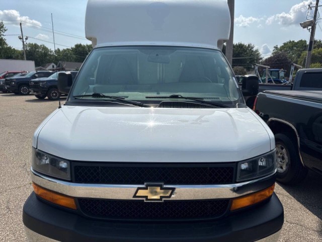 2018 Chevrolet Express Cutaway photo 2