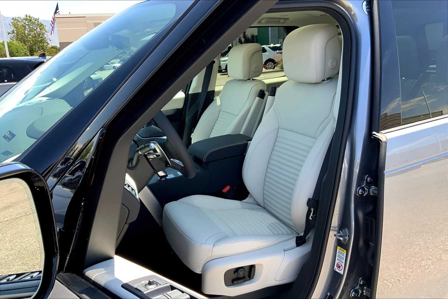 2025 Land Rover Discovery SE photo 9