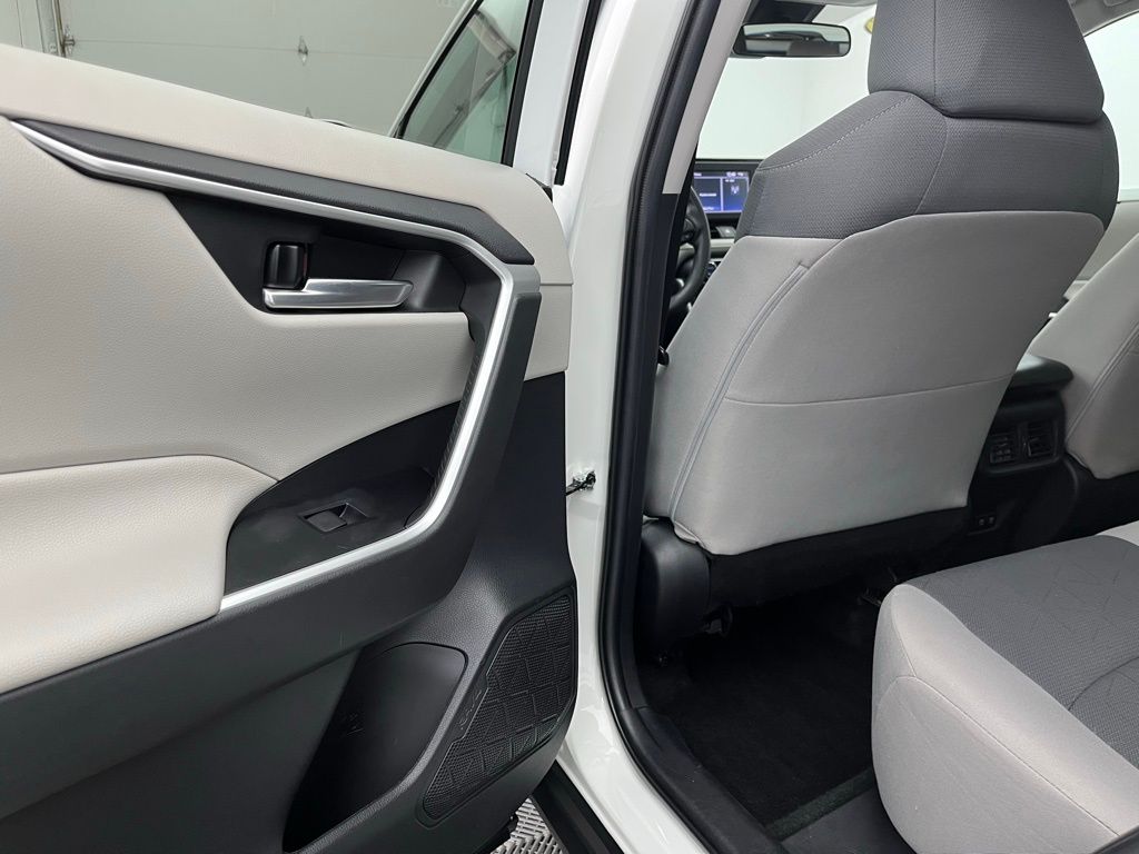 2021 Toyota RAV4 XLE photo 19