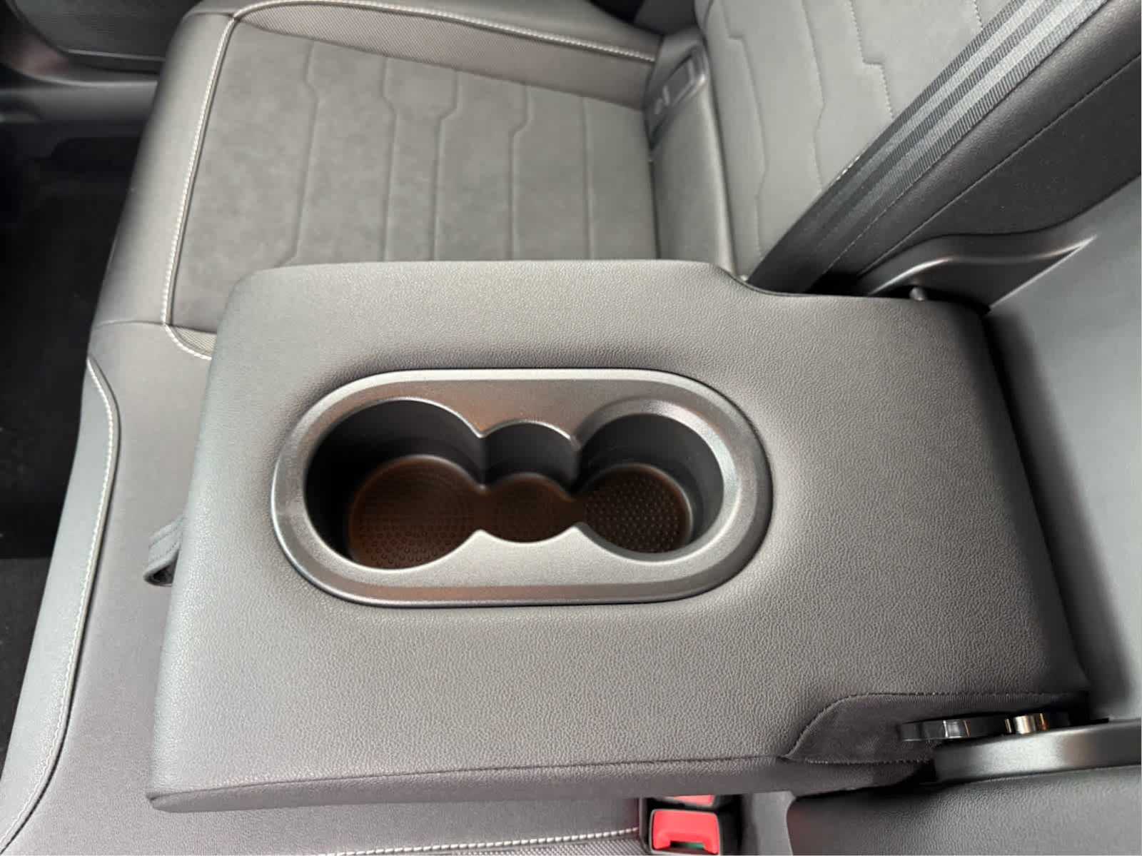 2025 Volkswagen Taos SE photo 32