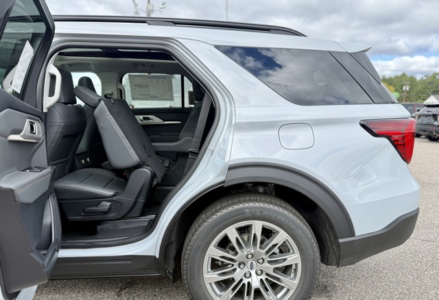 2025 Ford Explorer photo 26