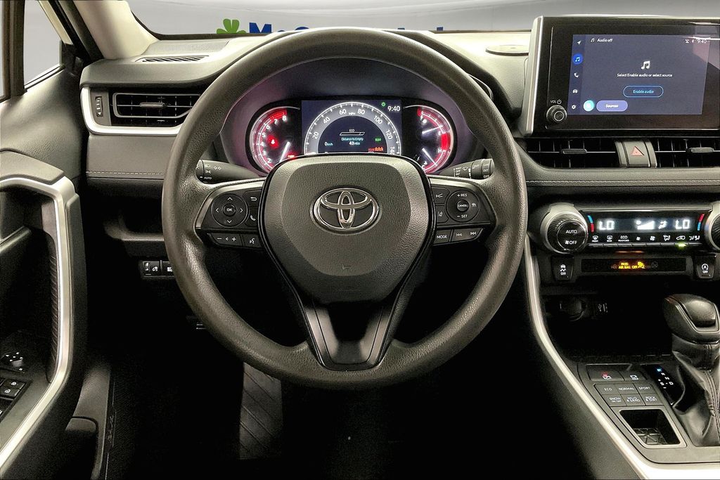 2024 Toyota RAV4 XLE photo 5