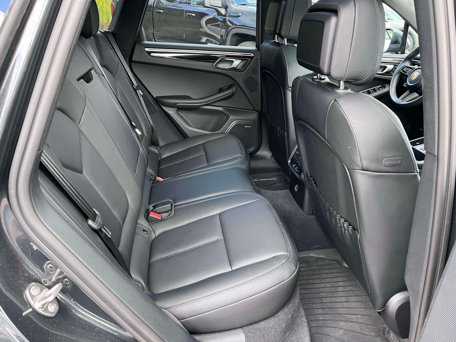 2024 Porsche Macan Base photo 16