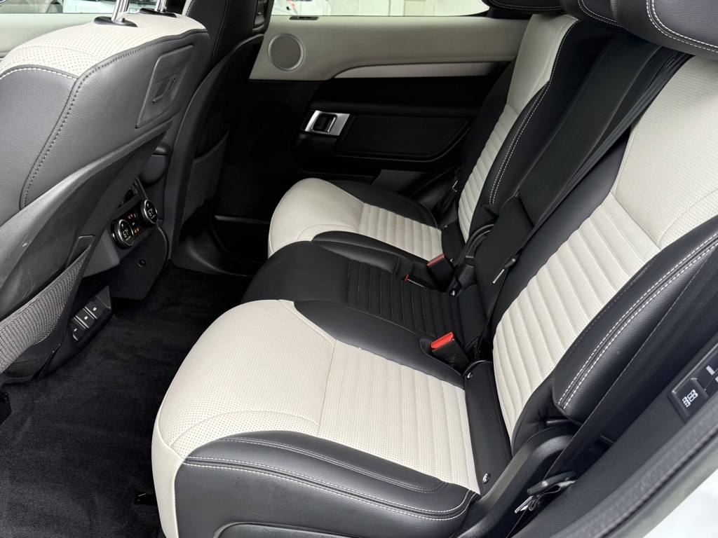 2023 Land Rover Discovery S R-Dynamic photo 23