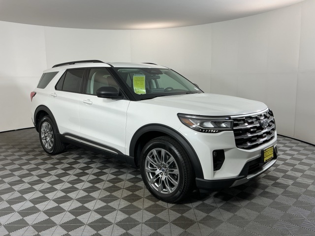 2025 Ford Explorer photo 2