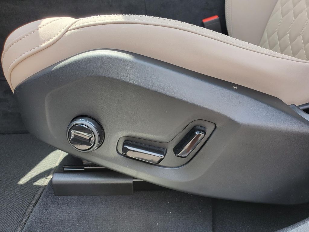2026 Volvo XC60 B5 Core photo 2