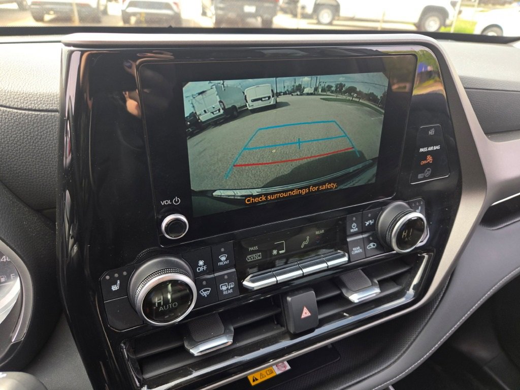 2024 Toyota Highlander LE photo 30