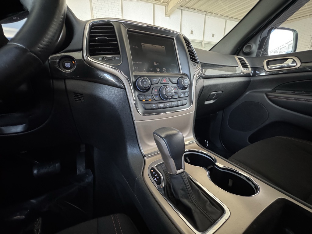 2017 Jeep Grand Cherokee Anniversary Edition photo 24