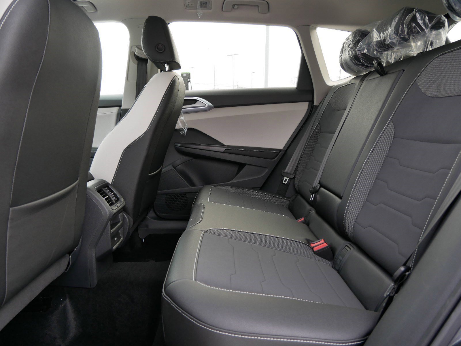 2025 Volkswagen Taos SE photo 4