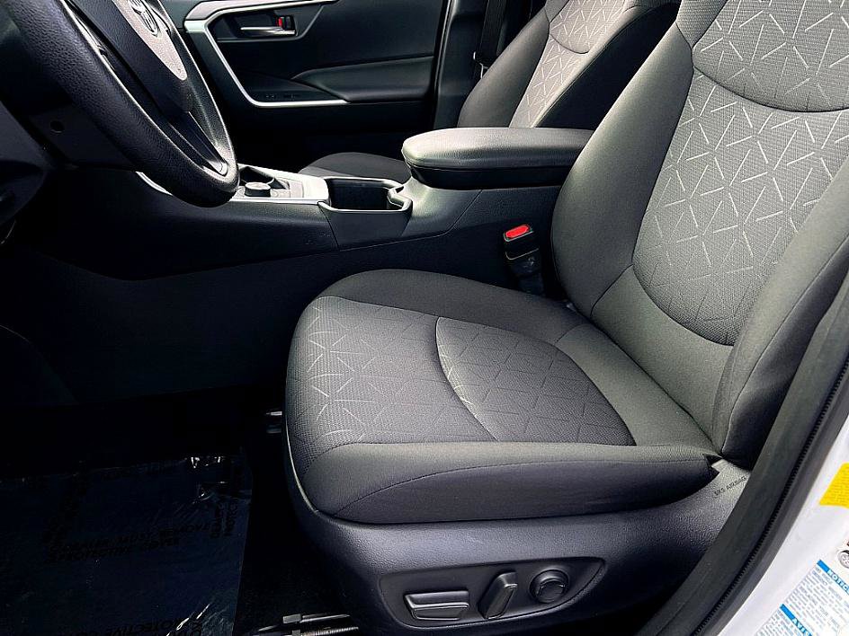 2022 Toyota RAV4 Hybrid XLE photo 9