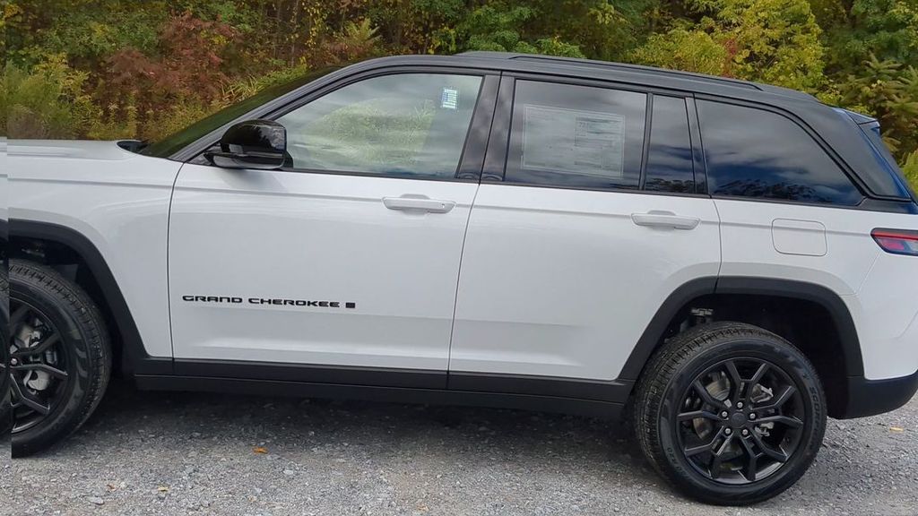 2025 Jeep Grand Cherokee Limited photo 2