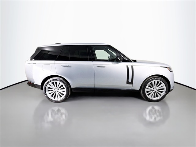 2025 Land Rover Range Rover SE photo 4