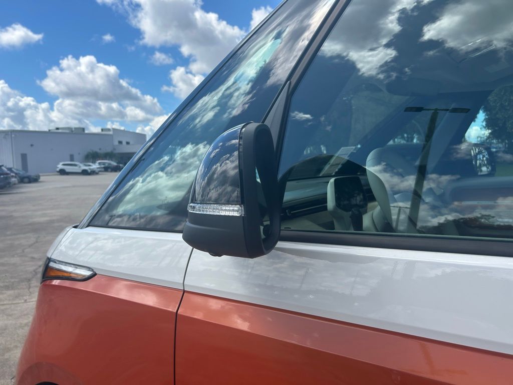 2025 Volkswagen ID. Buzz Pro Plus photo 19