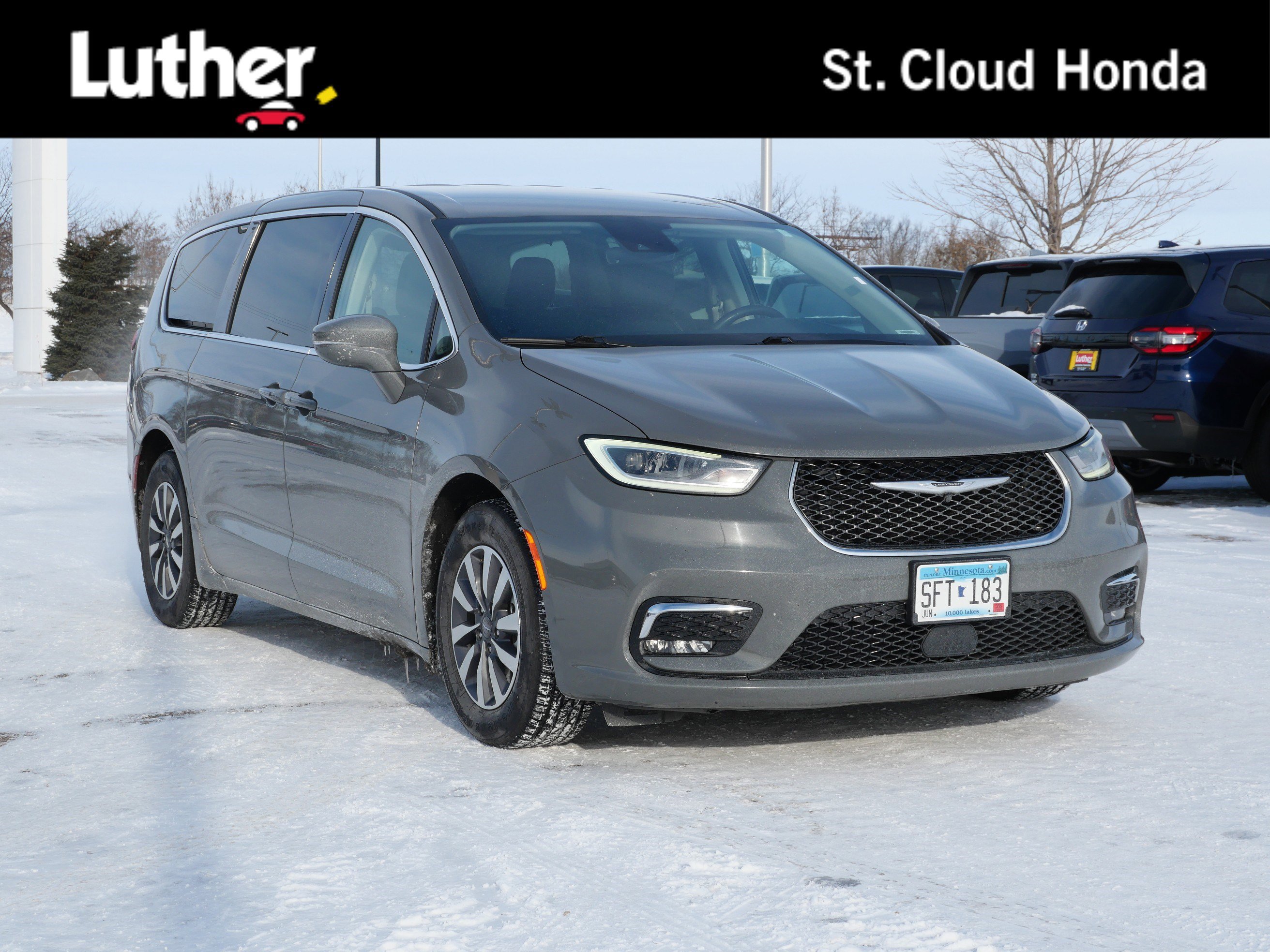 2022 Chrysler Pacifica Hybrid Touring L's photo