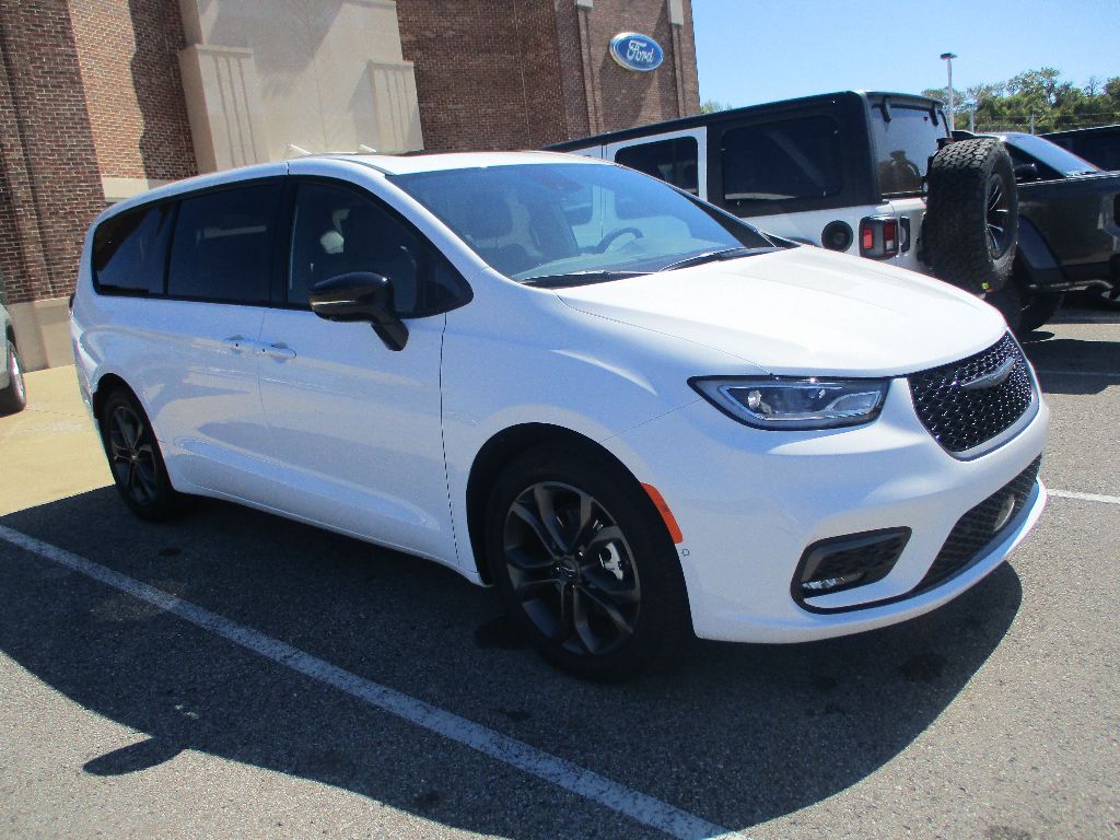 2026 Chrysler Pacifica Select's photo