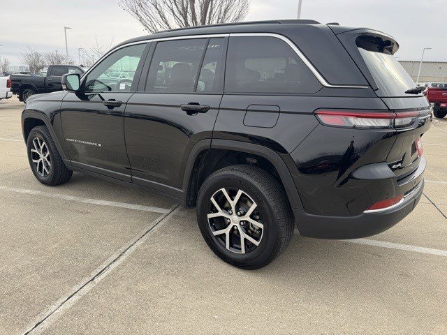 2025 Jeep Grand Cherokee Limited photo 3