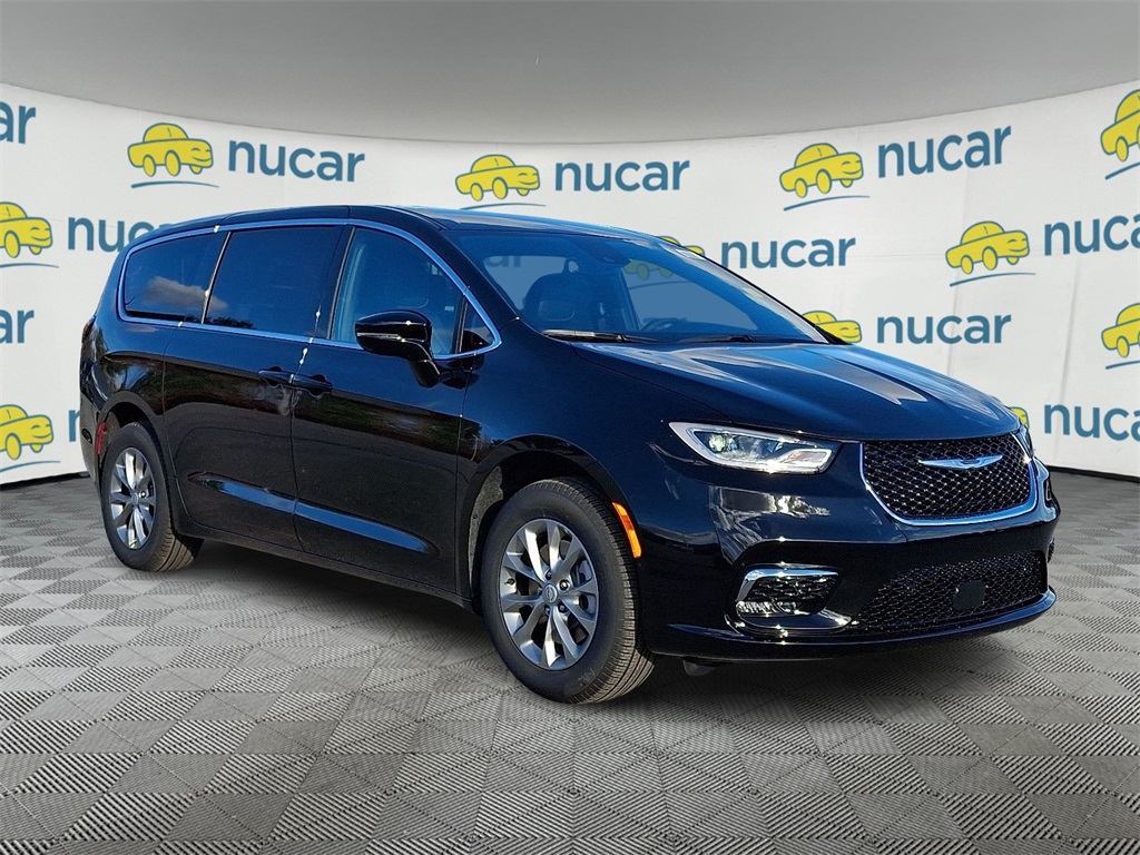 2026 Chrysler Pacifica Select's photo