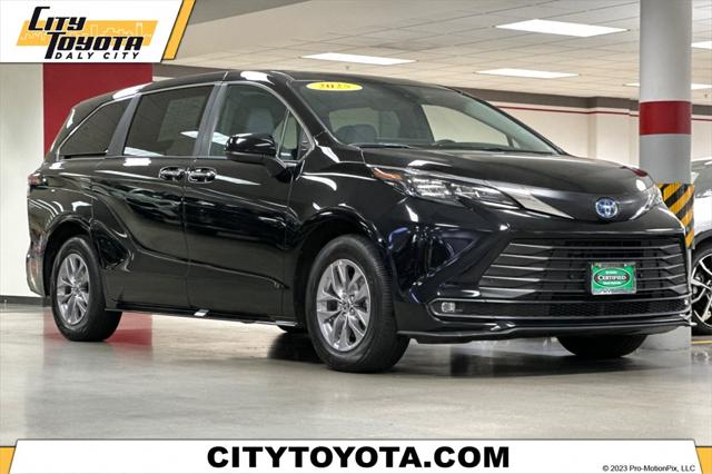 2025 Toyota Sienna XLE's photo