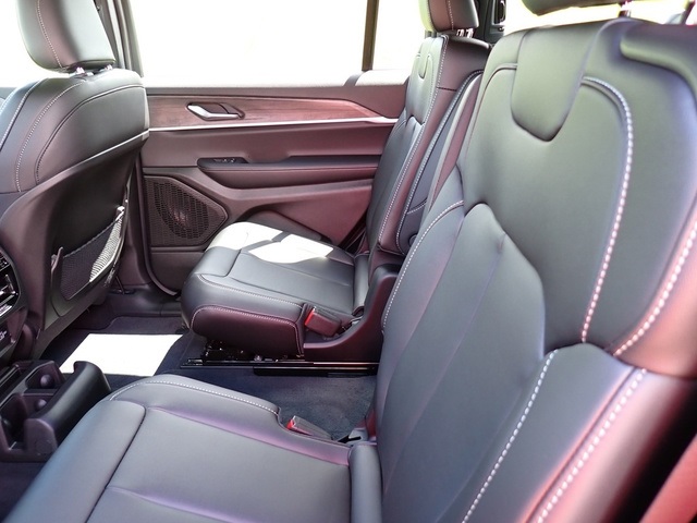 2025 Jeep Grand Cherokee Limited photo 11