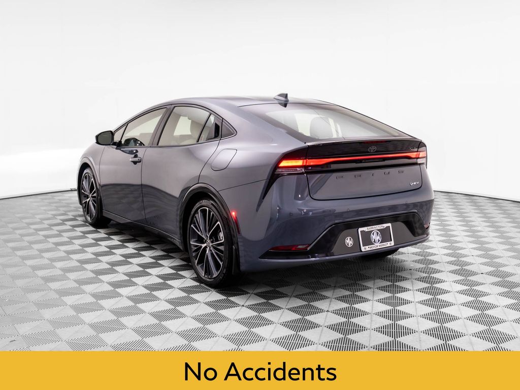 2024 Toyota Prius XLE photo 3