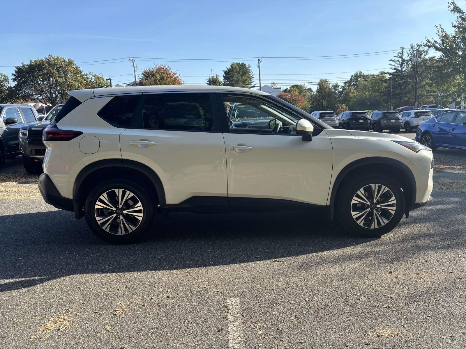 2023 Nissan Rogue SV photo 3