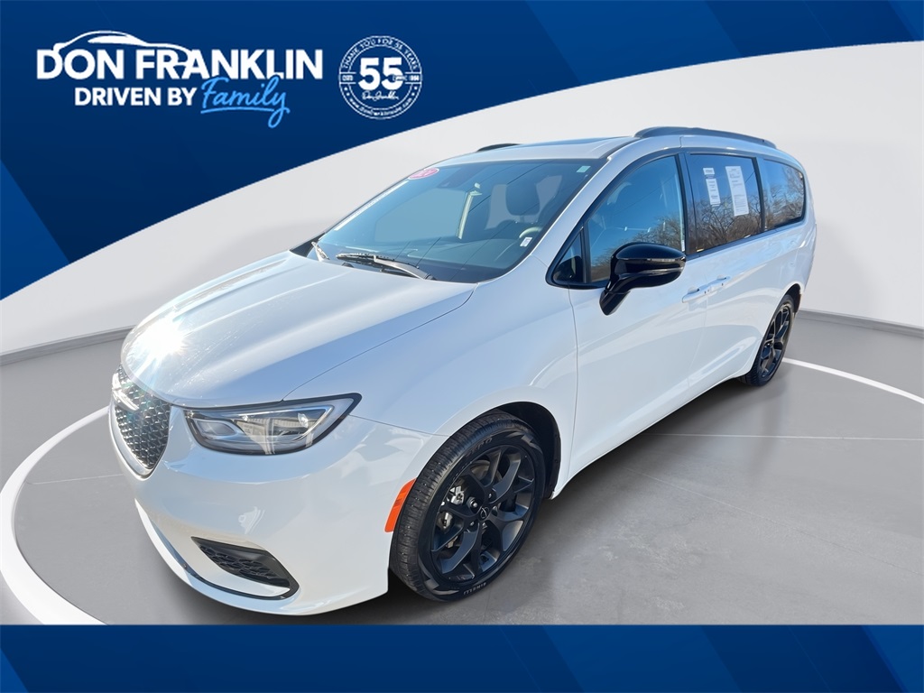 2025 Chrysler Pacifica Limited's photo